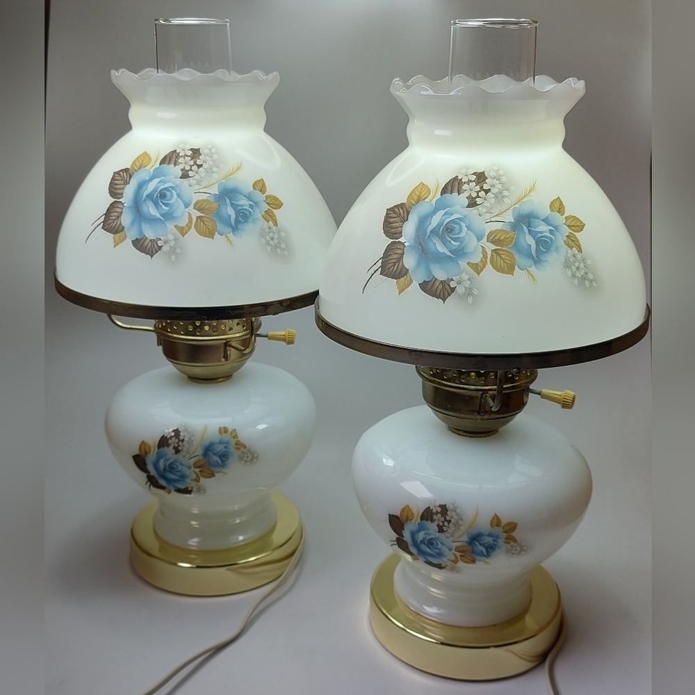 ⭐️HOST PICK!⭐️Set of 2 Vintage Milk Glass Lamps, GUC
